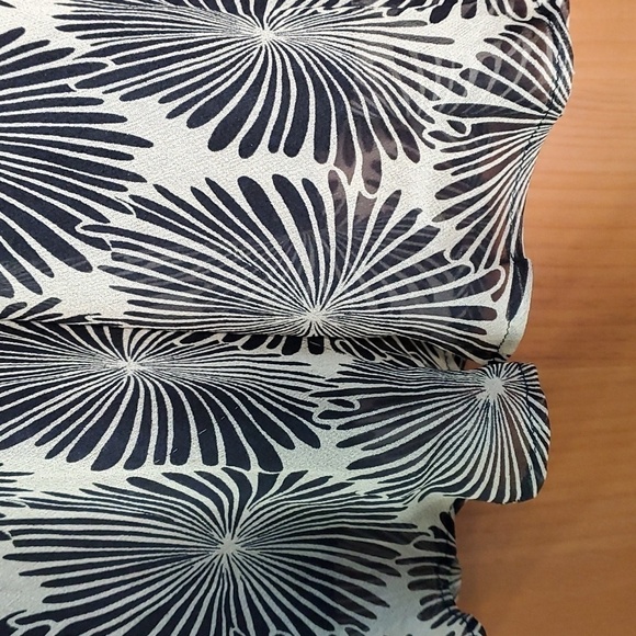 RAFELLA 100% SILK SKIRT. Geometric flower print. Size 10. Flowing look. Y2K - Picture 3 of 10